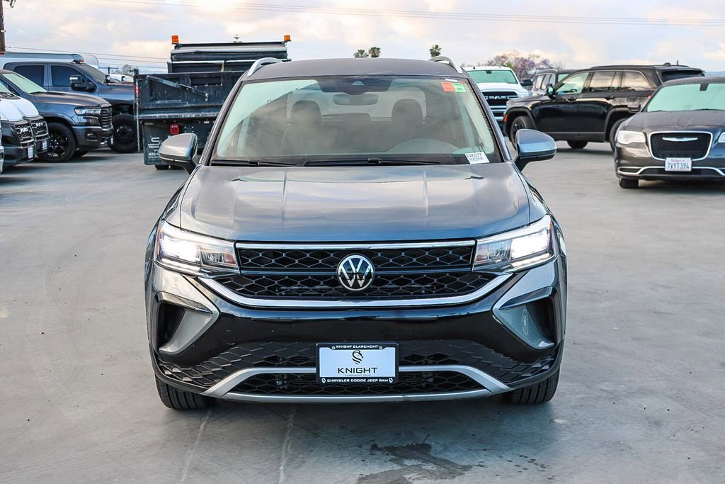 Used 2024 Volkswagen Taos SE FWD image 3