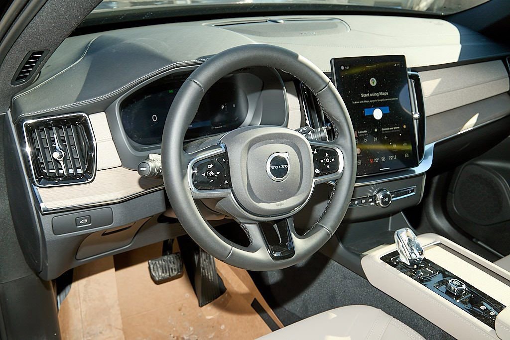 New 2026 Volvo XC90 B6 Plus w/ Protection Package image 13