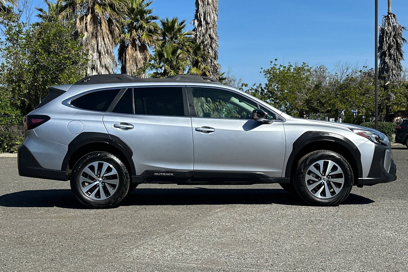 Used 2024 Subaru Outback Premium AWD/4WD image 3