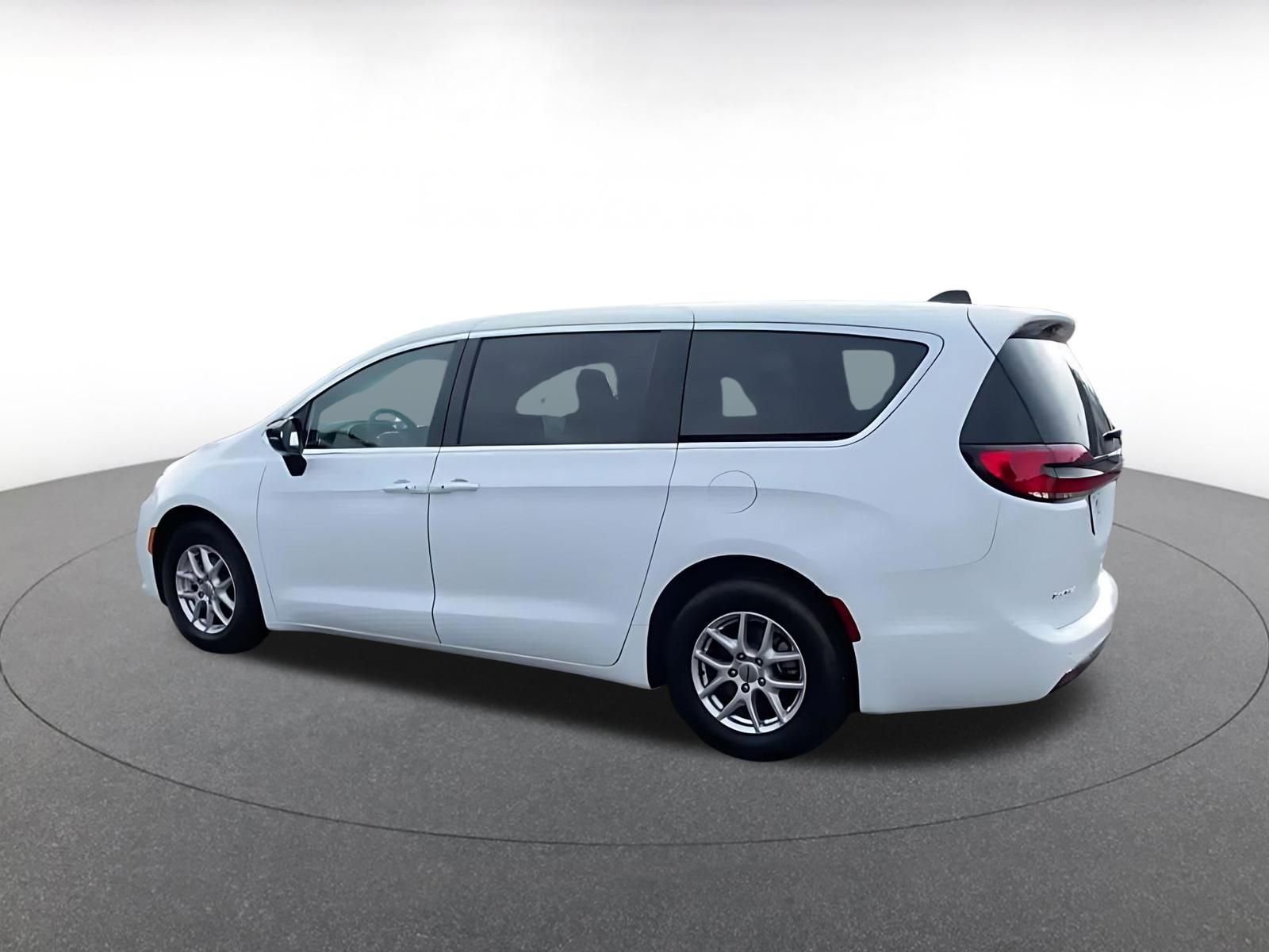 Used 2025 Chrysler Pacifica Select image 10