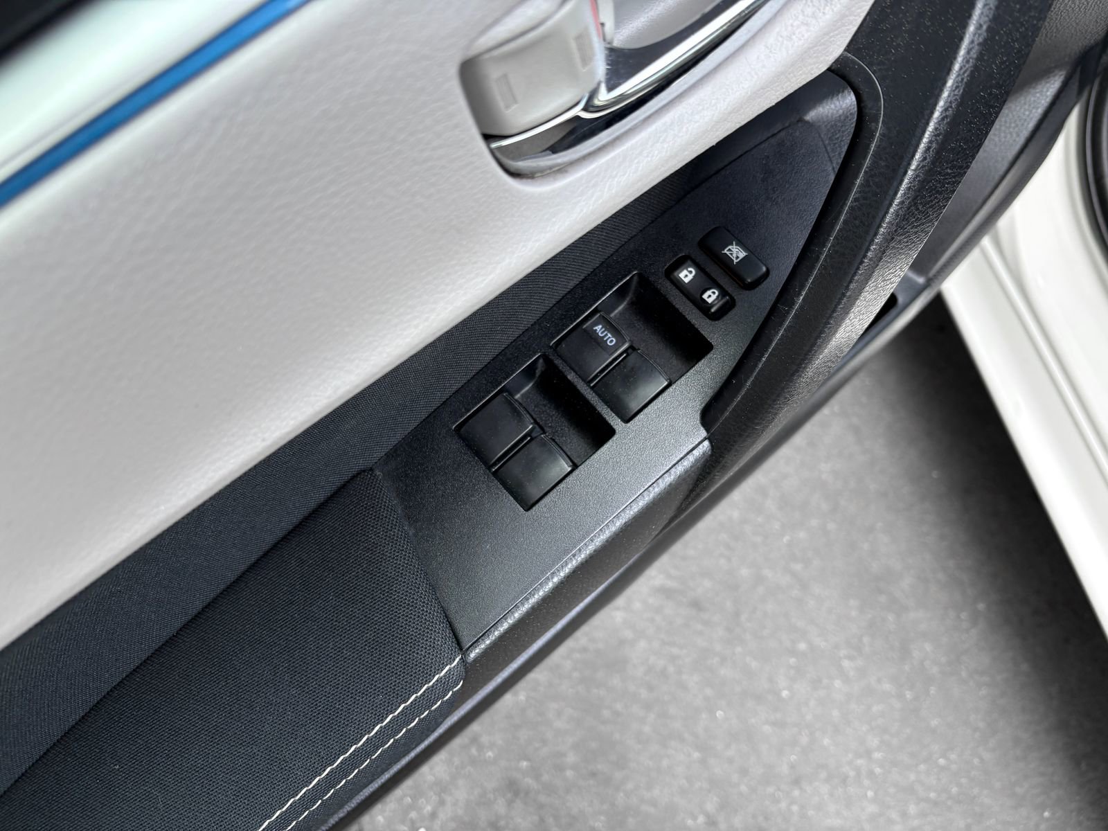 Used 2014 Toyota Corolla LE FWD image 15