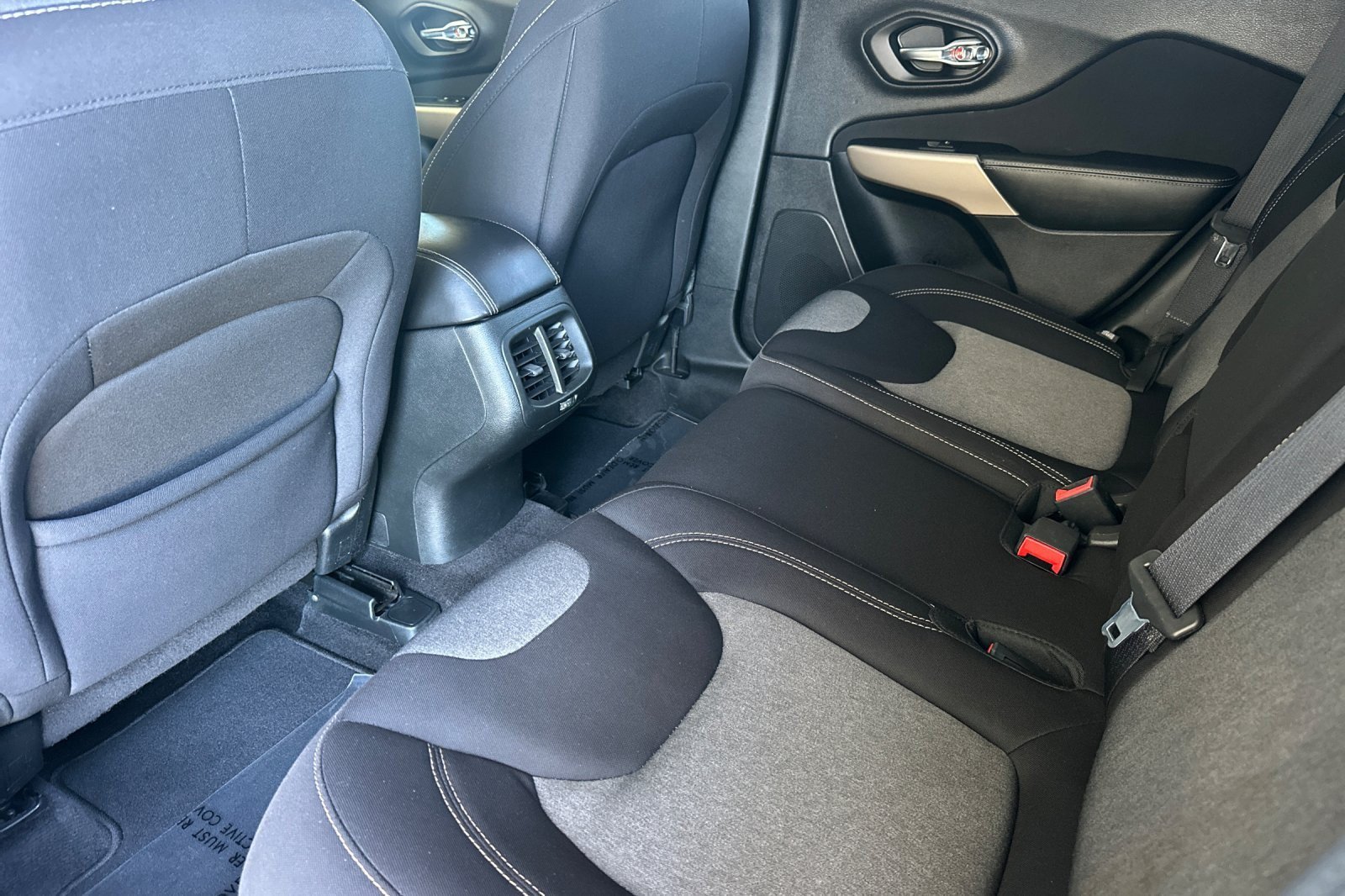 Used 2018 Jeep Cherokee Latitude w/ Altitude Package FWD image 11