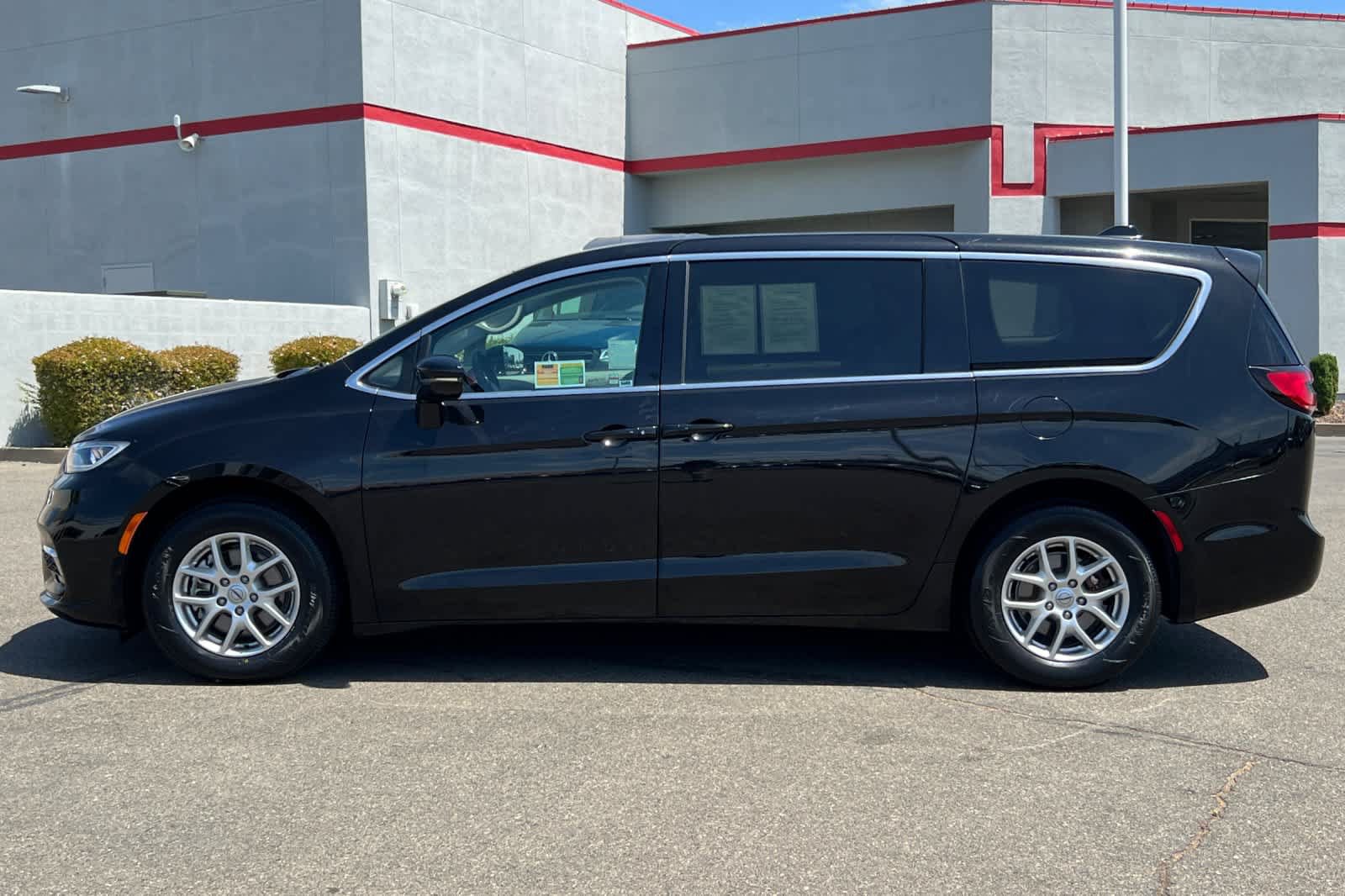 Used 2024 Chrysler Pacifica Touring-L FWD image 9