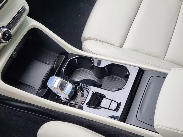 Used 2025 Volvo XC40 B5 Ultra w/ Climate Package image 22