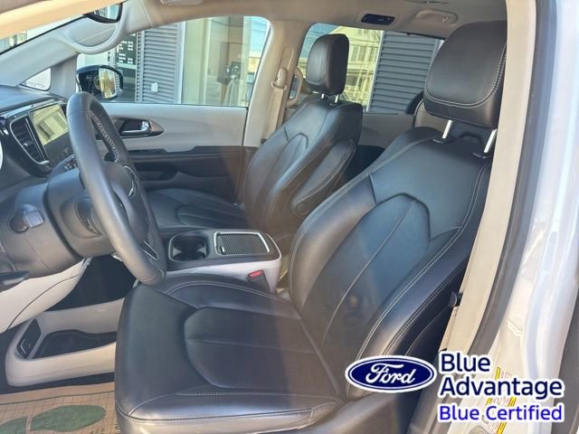 Used 2024 Chrysler Pacifica Touring-L image 16