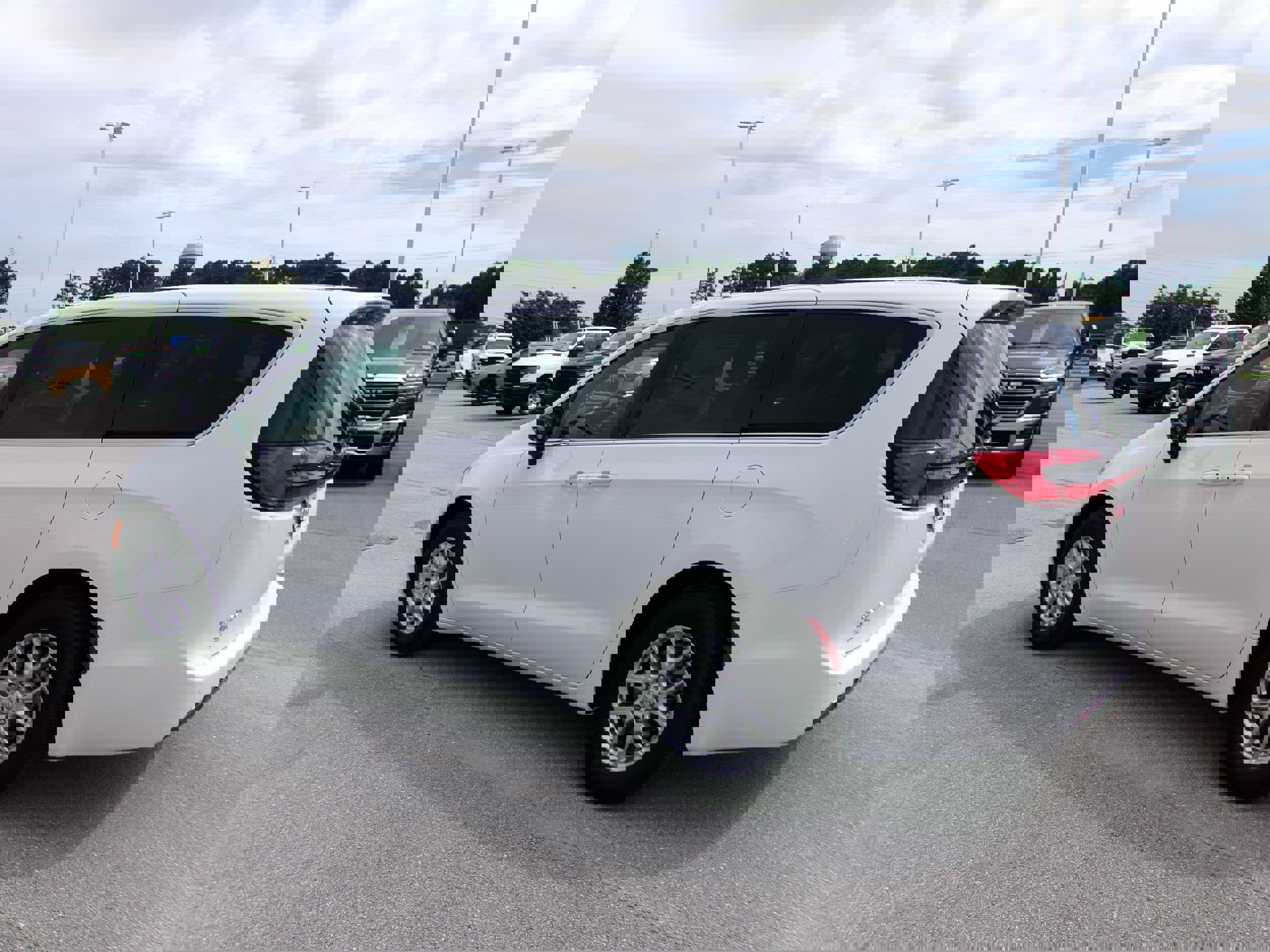 New 2026 Chrysler Pacifica Select image 3