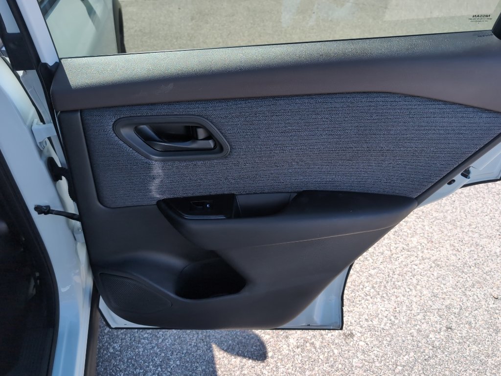 Used 2023 Nissan Rogue S AWD/4WD image 18