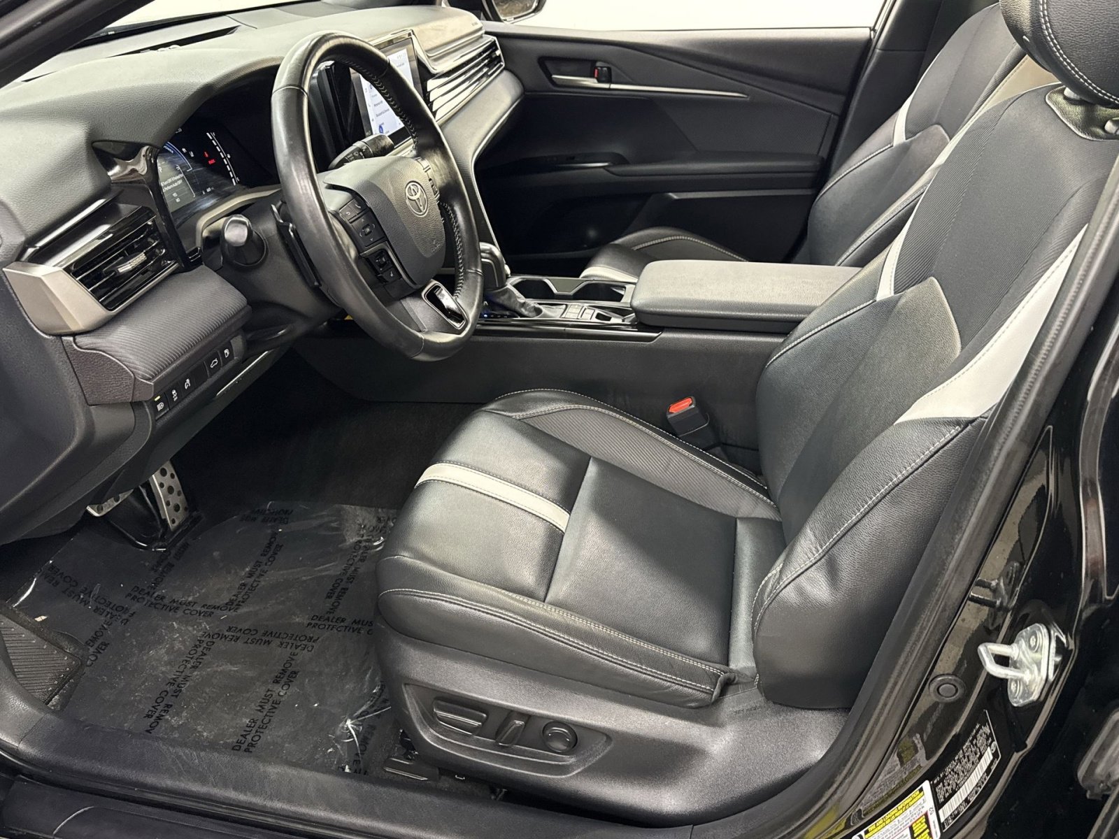 Used 2025 Toyota Camry SE w/ Convenience Package image 2
