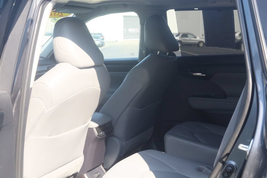Used 2020 Toyota Highlander XLE AWD/4WD image 30
