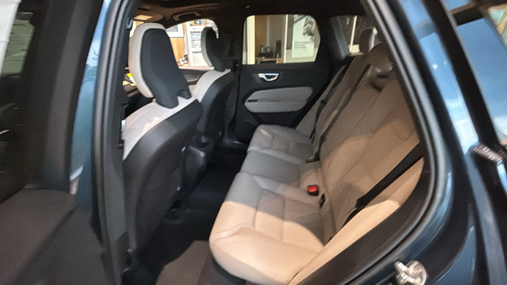 New 2027 Volvo XC60 B5 Plus AWD/4WD image 9