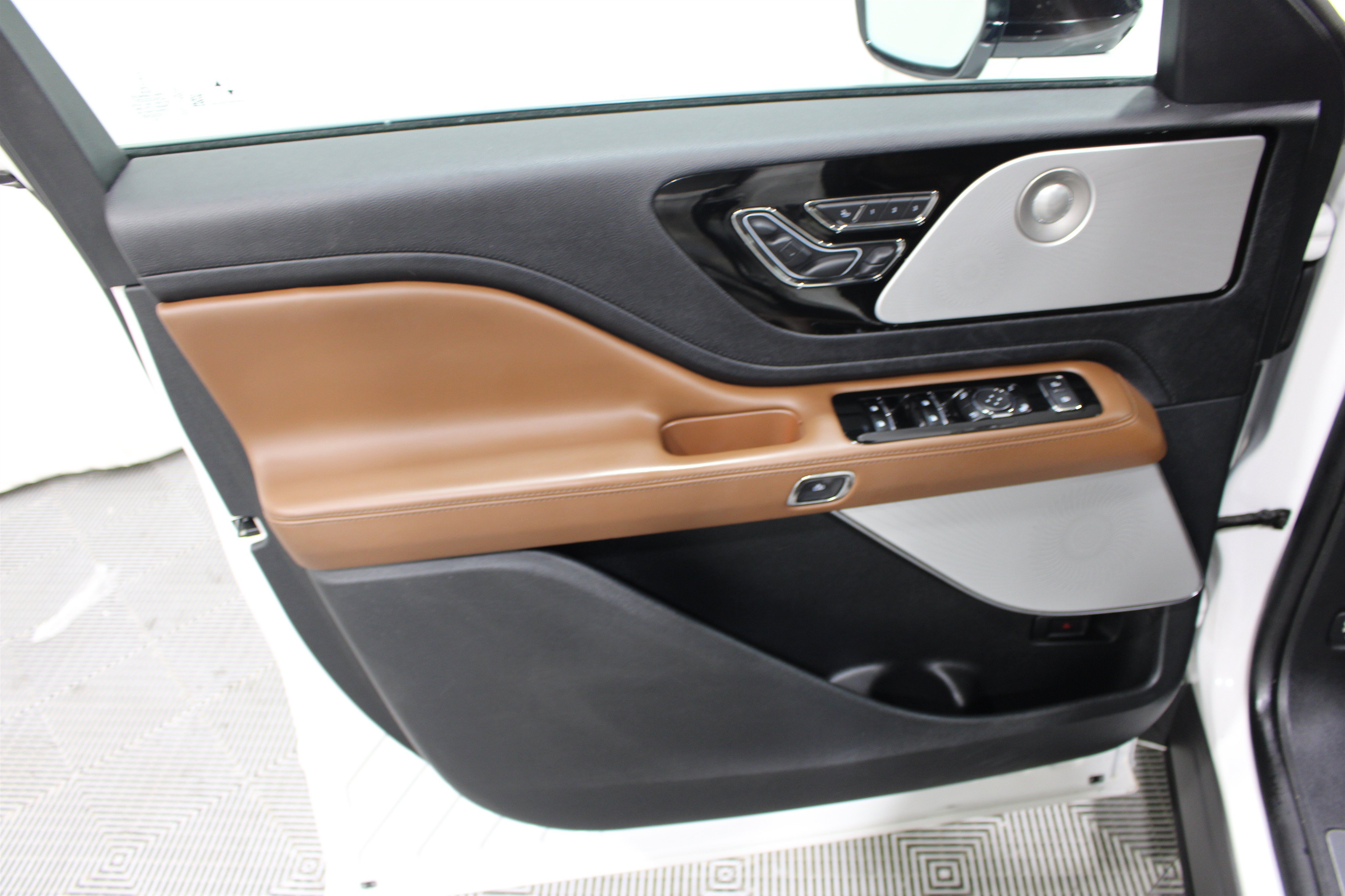 Certified 2023 Lincoln Aviator Grand Touring w/ Equipment Group 301A AWD/4WD image 5