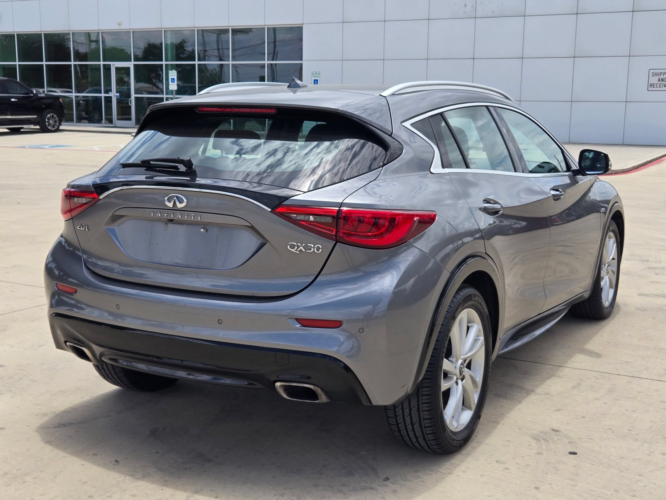 Used 2017 INFINITI QX30 Premium w/ Navigation Package FWD image 7