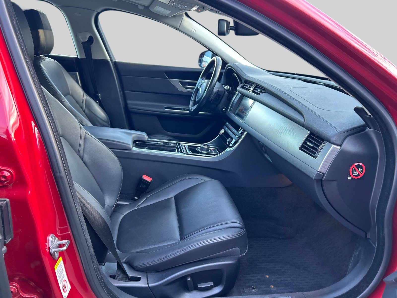 Used 2017 Jaguar XF Premium image 18