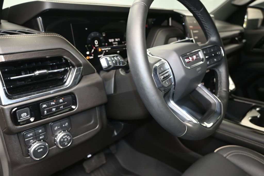 Used 2025 GMC Yukon Elevation w/ LPO, Elevation Black Package AWD/4WD image 12
