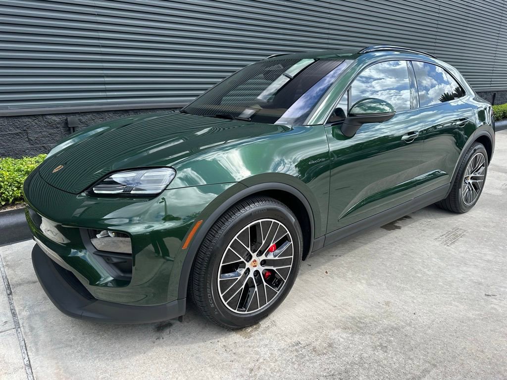 Certified 2025 Porsche Macan 4S Electric AWD/4WD image 7