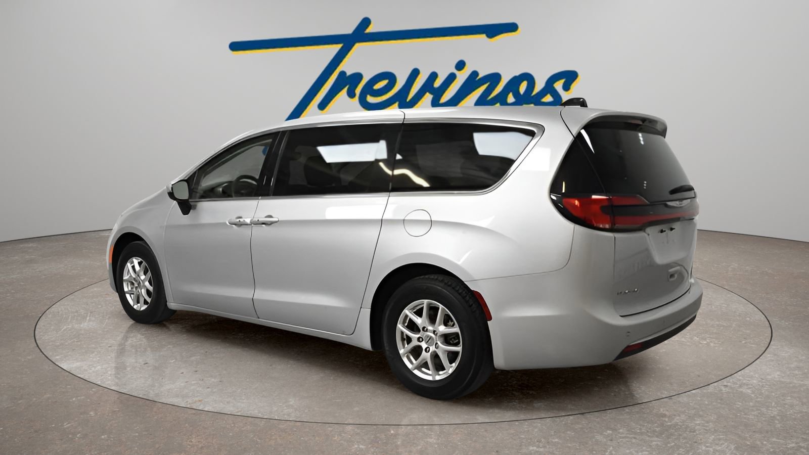 Used 2023 Chrysler Pacifica Touring-L image 5