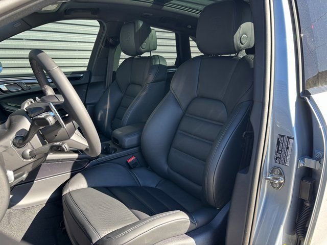 Certified 2026 Porsche Macan AWD/4WD image 5