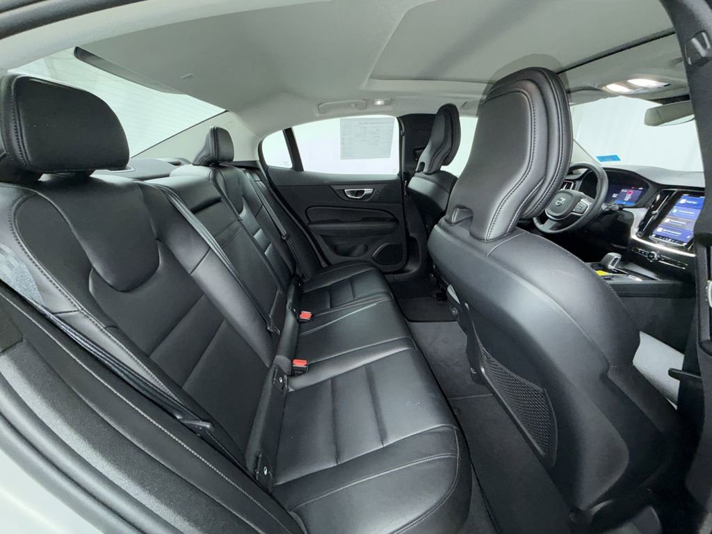 Used 2025 Volvo S60 B5 Core image 9