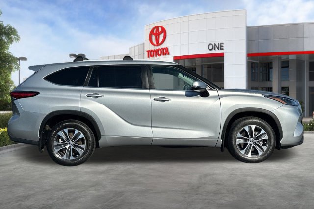Used 2023 Toyota Highlander XLE FWD image 3