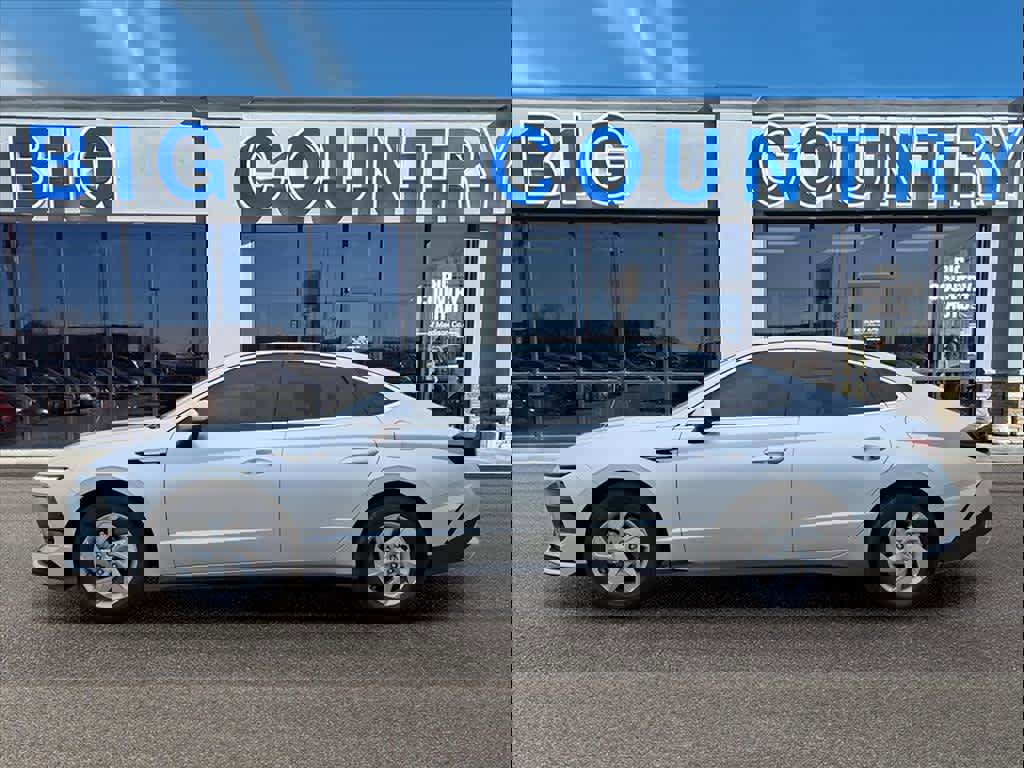 Used 2025 Hyundai Sonata SE image 2