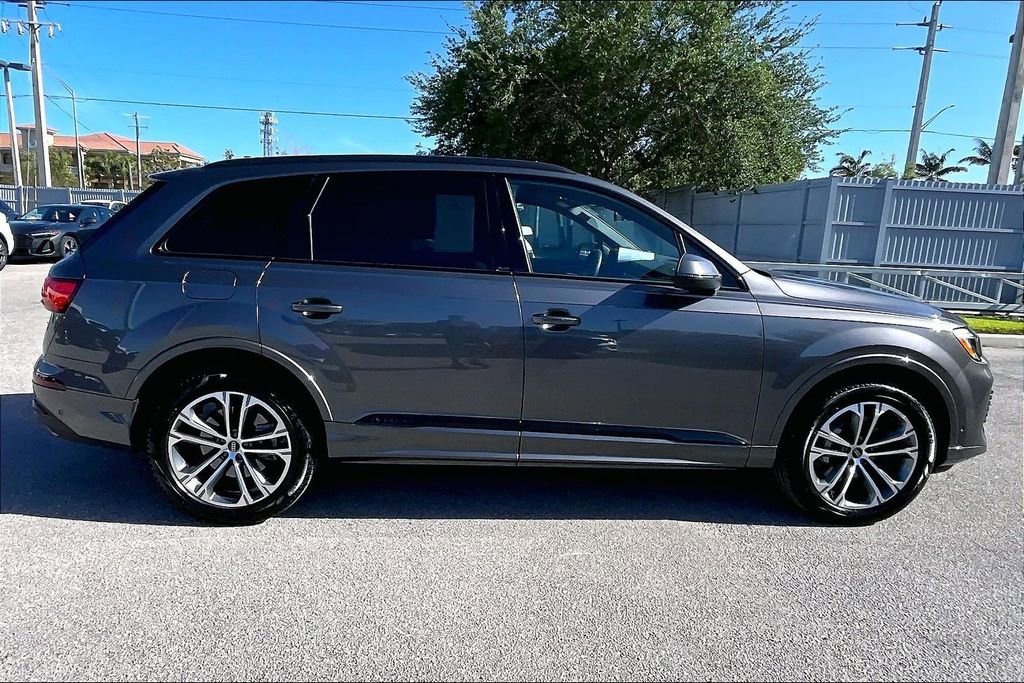 Used 2025 Audi Q7 2.0T Premium w/ Convenience Plus Package image 4