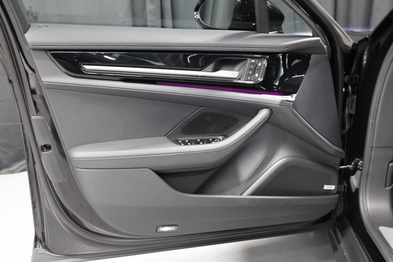 Certified 2025 Porsche Panamera 4 image 24