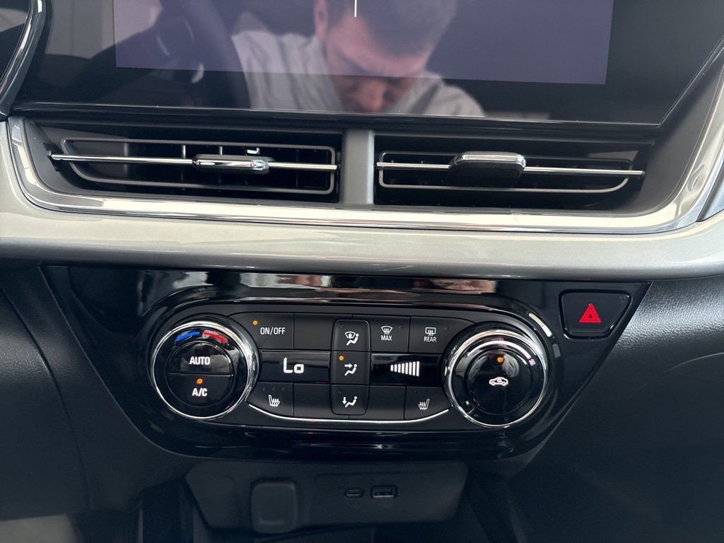 New 2025 Chevrolet Trax LT w/ Sunroof Package image 17