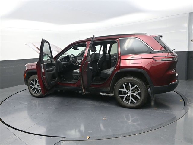 Used 2025 Jeep Grand Cherokee Limited w/ MOPAR Finishing Package image 39