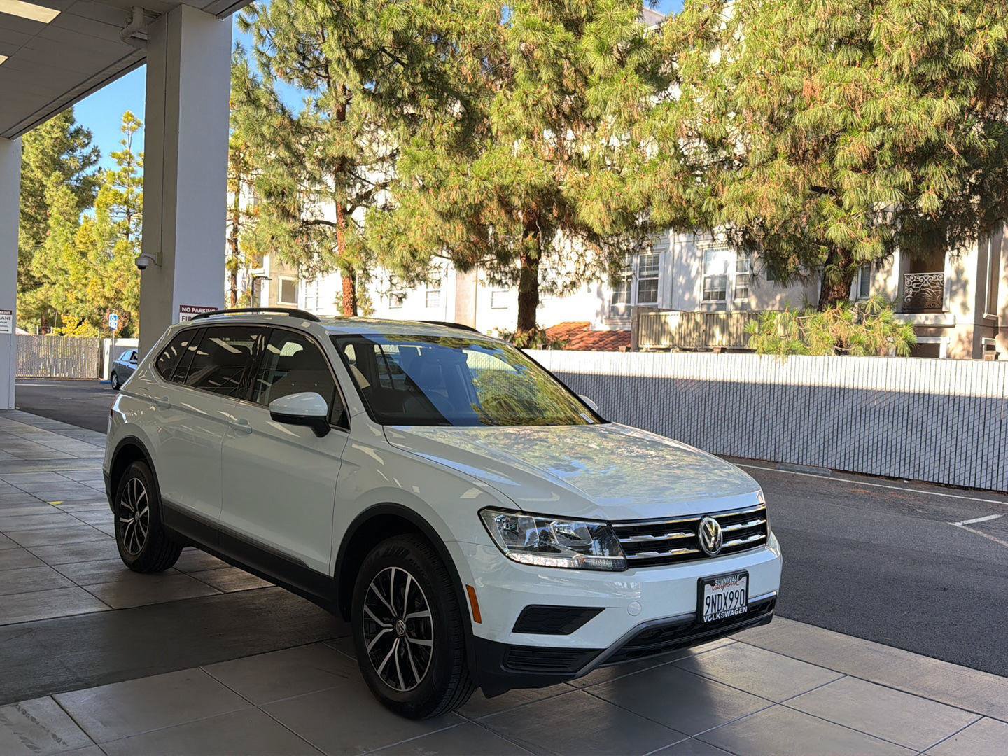 Certified 2021 Volkswagen Tiguan SE w/ Panoramic Sunroof Package AWD/4WD image 7