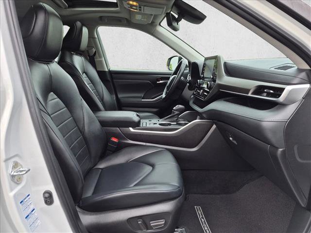 Used 2022 Toyota Highlander XLE AWD/4WD image 21