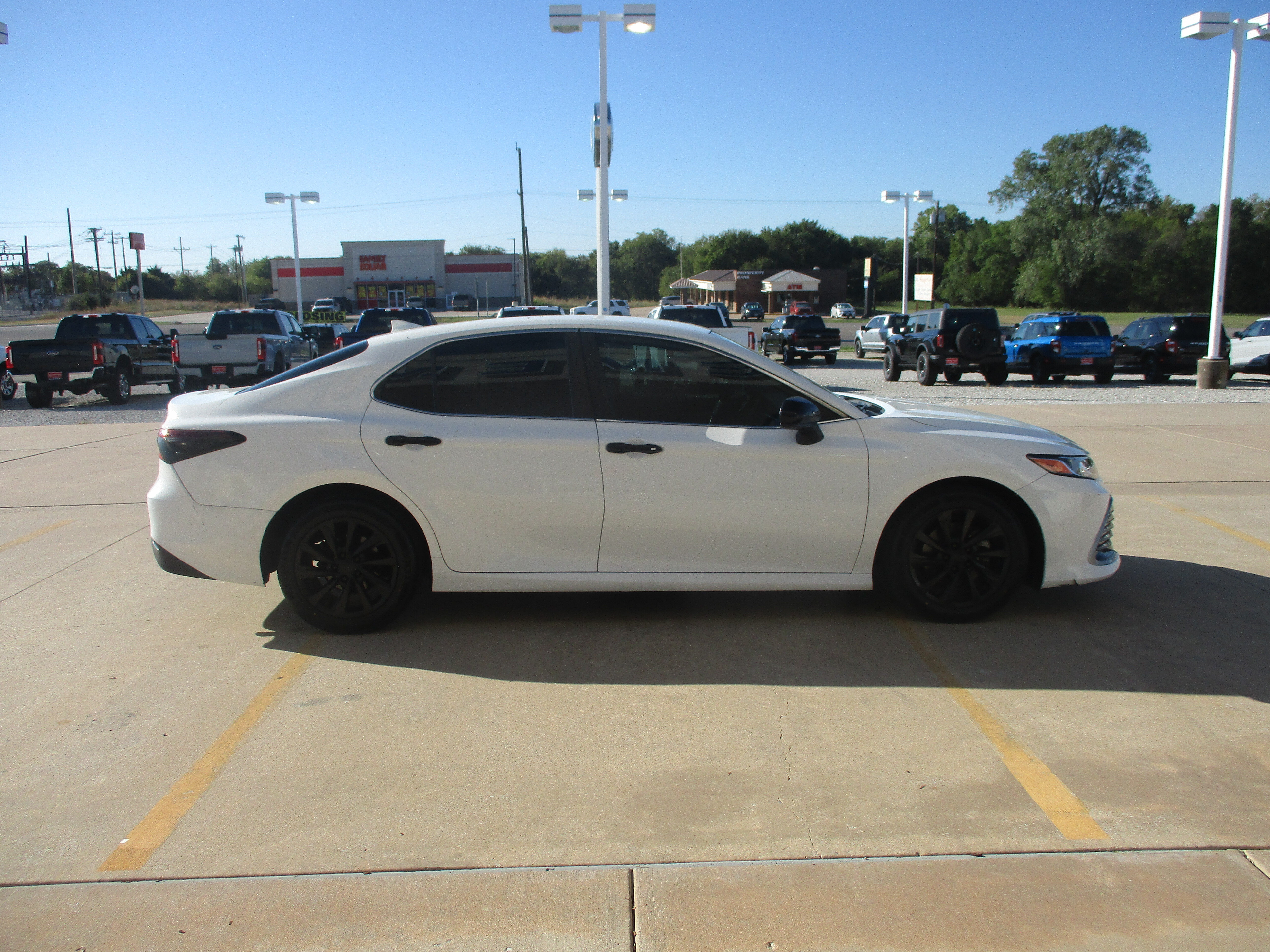 Used 2023 Toyota Camry LE FWD image 4