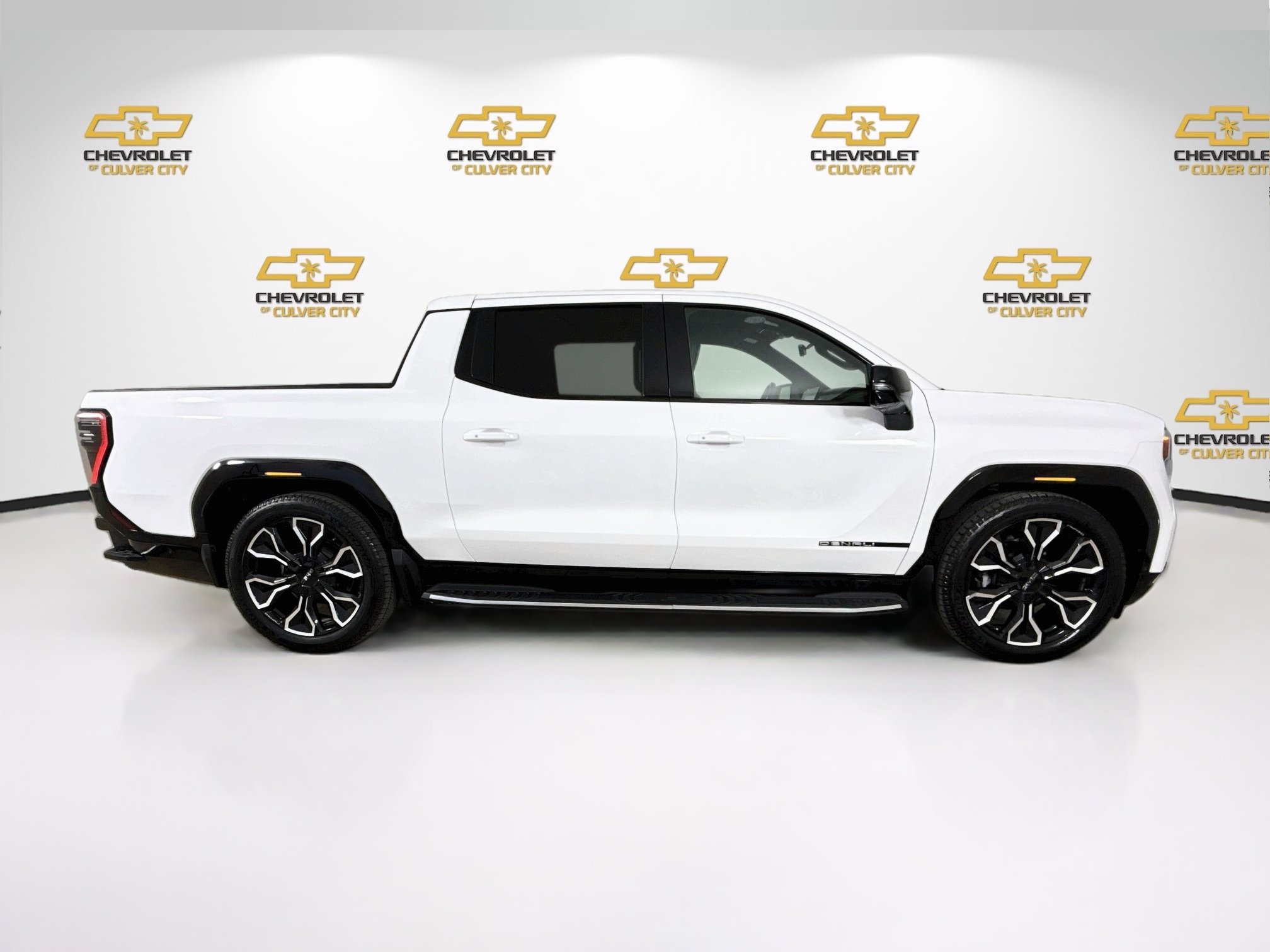 Used 2025 GMC Sierra EV Denali AWD/4WD image 9