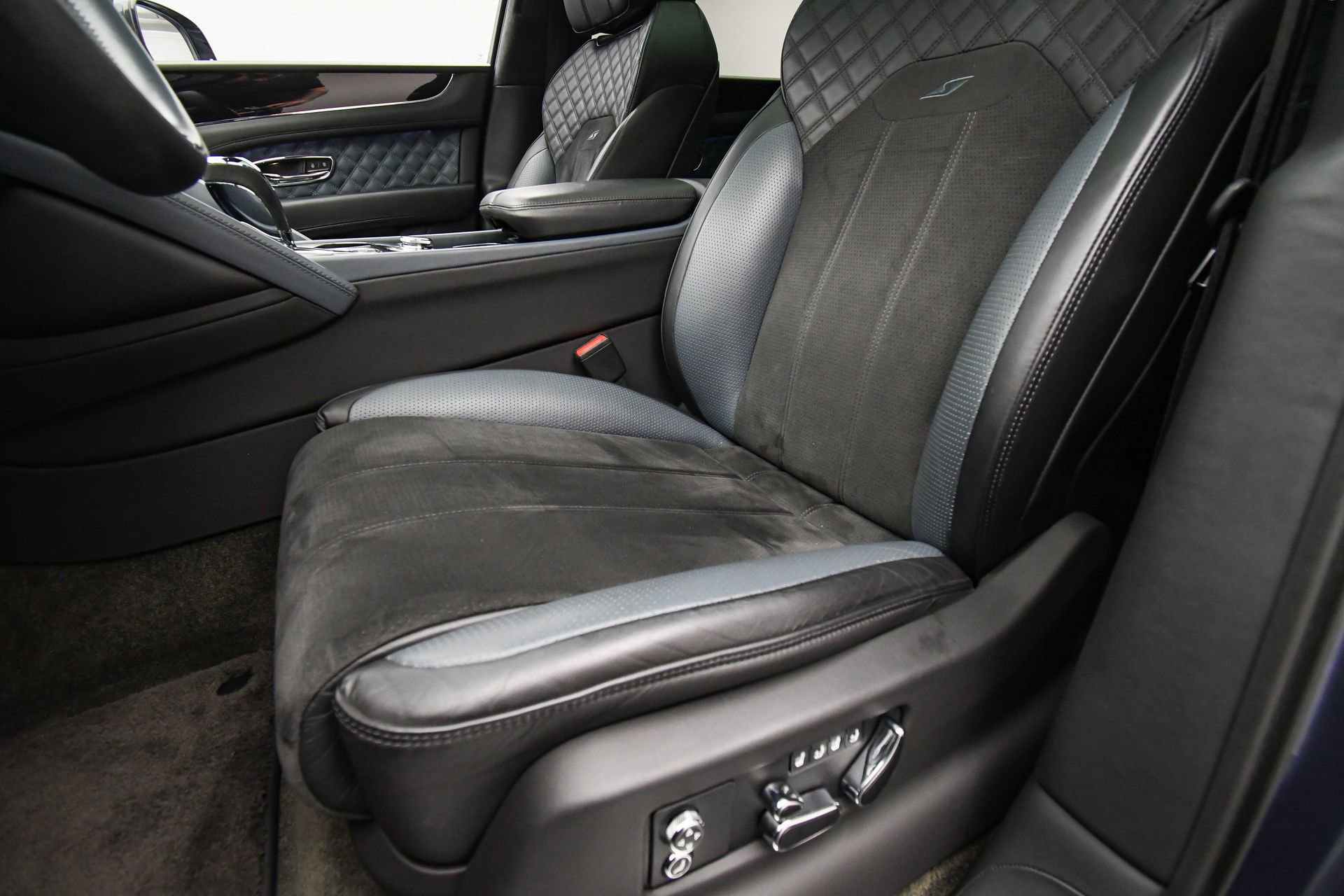 Used 2022 Bentley Bentayga S image 53