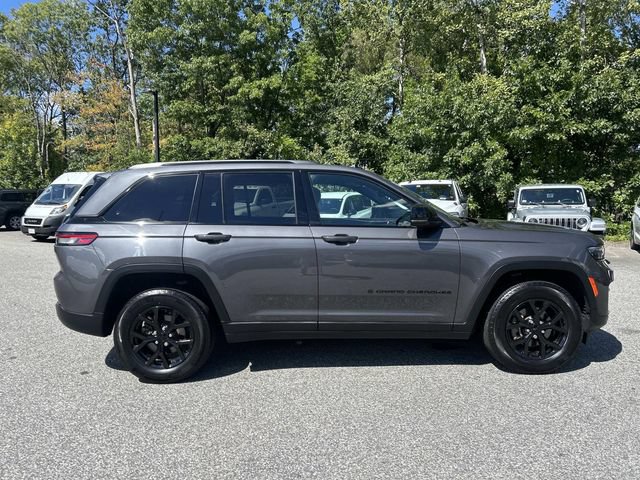 Used 2024 Jeep Grand Cherokee Altitude AWD/4WD image 2