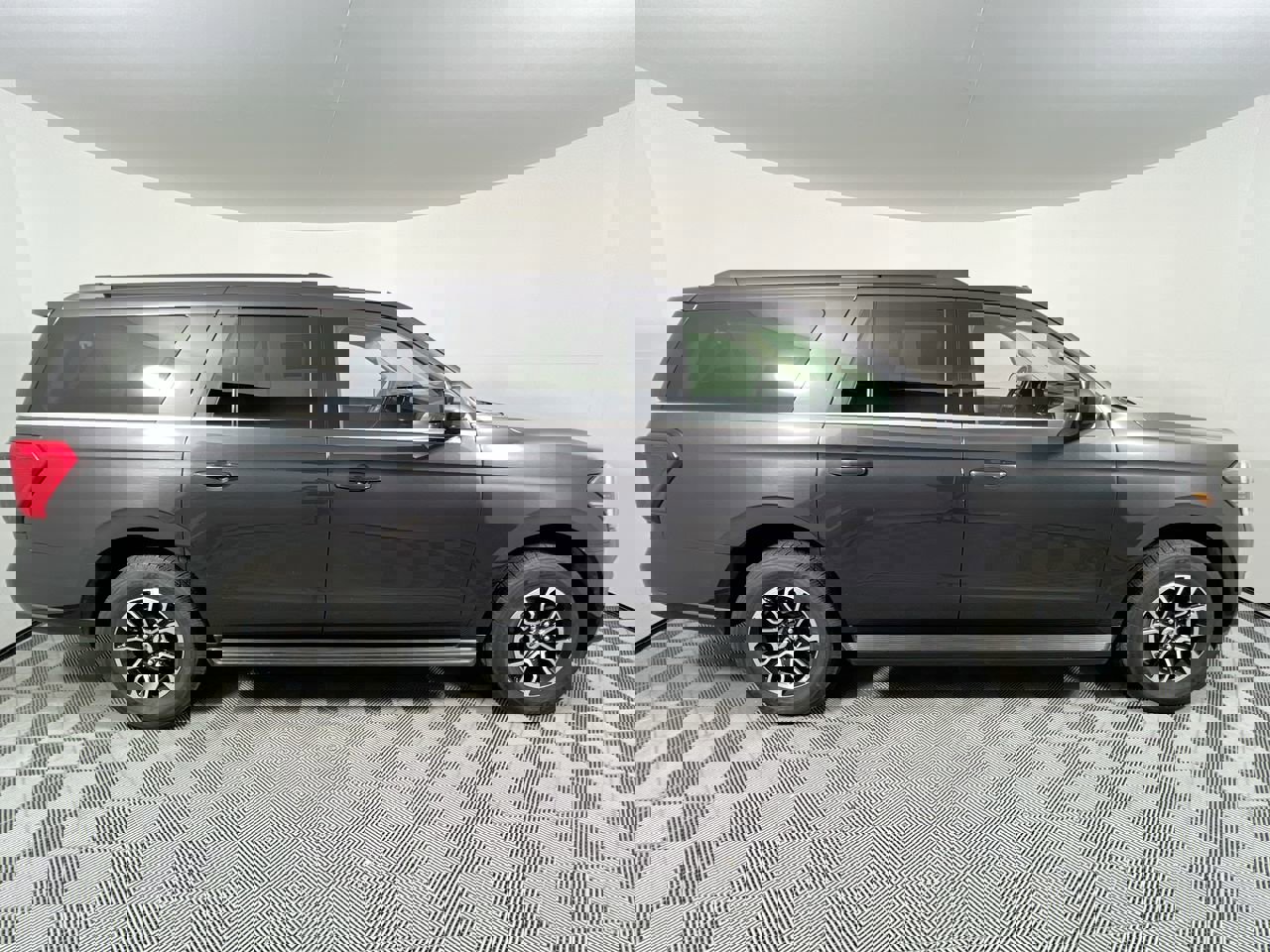 Used 2024 Ford Expedition Max XLT image 2