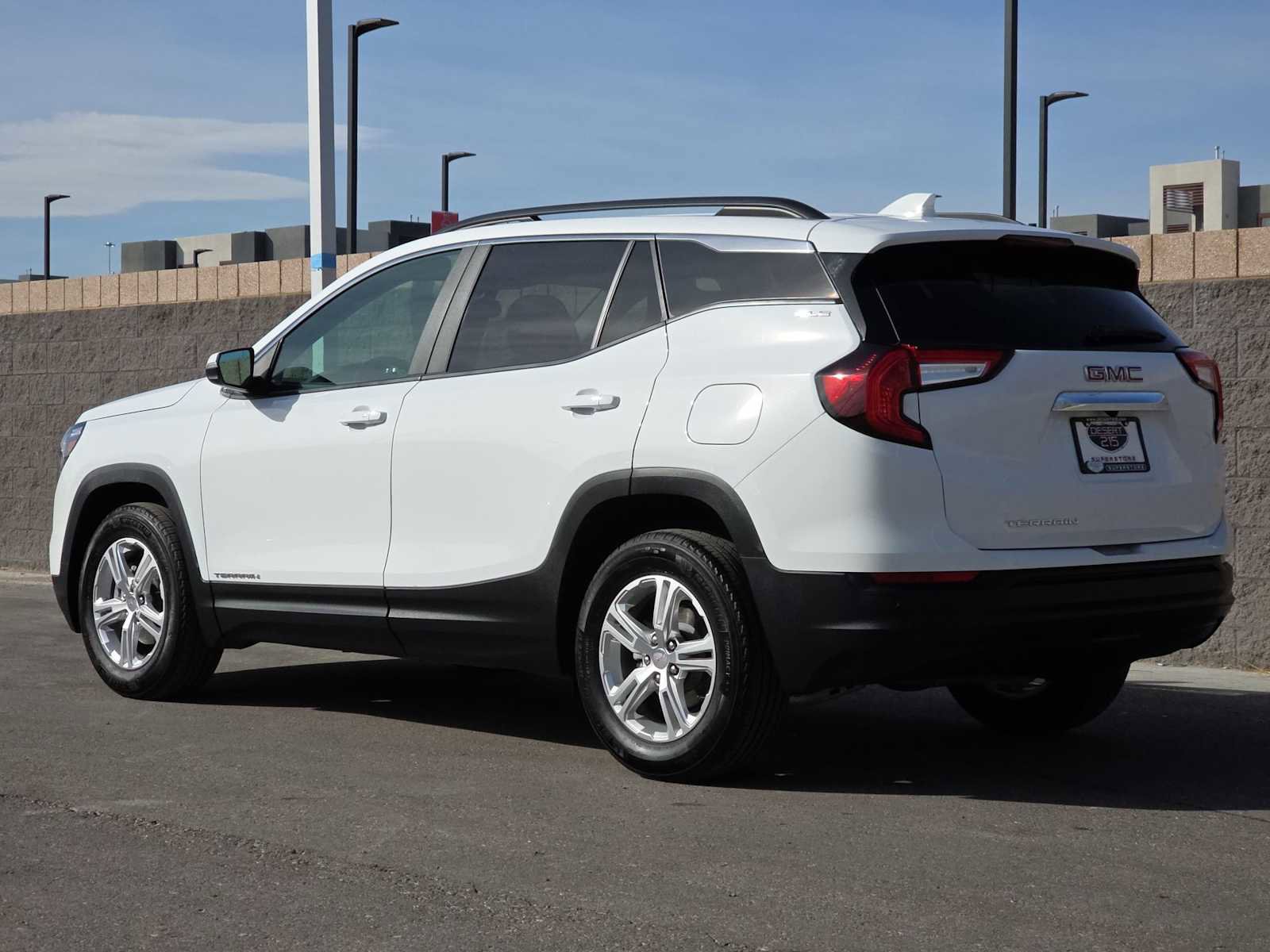 Used 2024 GMC Terrain SLE w/ Driver Convenience Package image 7