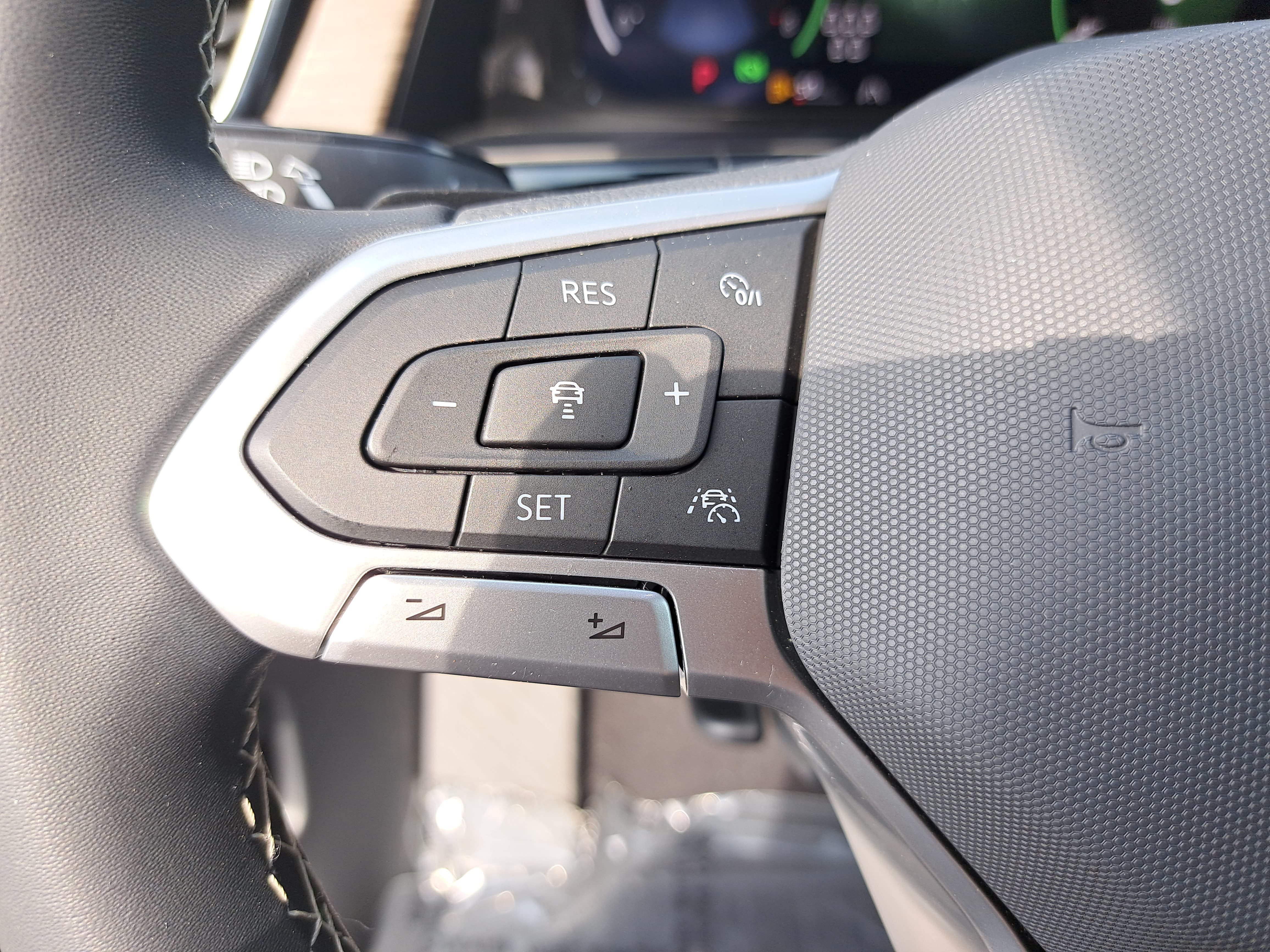 Used 2024 Volkswagen Atlas SEL AWD/4WD image 18