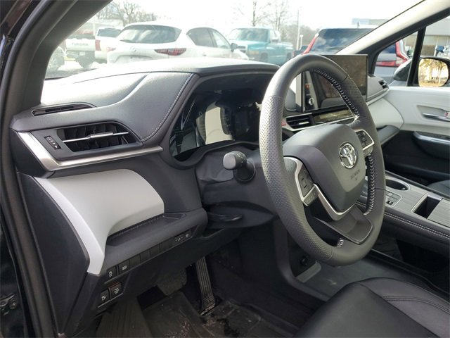 Used 2025 Toyota Sienna XSE image 21