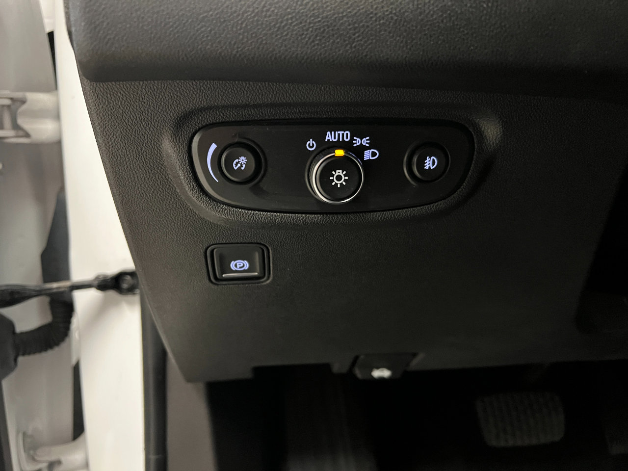 Used 2024 GMC Terrain SLT image 23