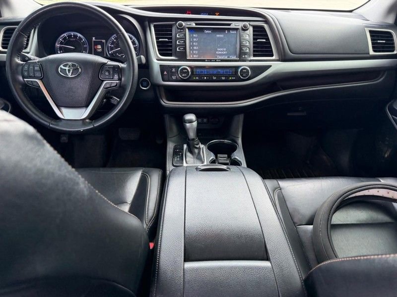 Used 2019 Toyota Highlander XLE FWD image 12