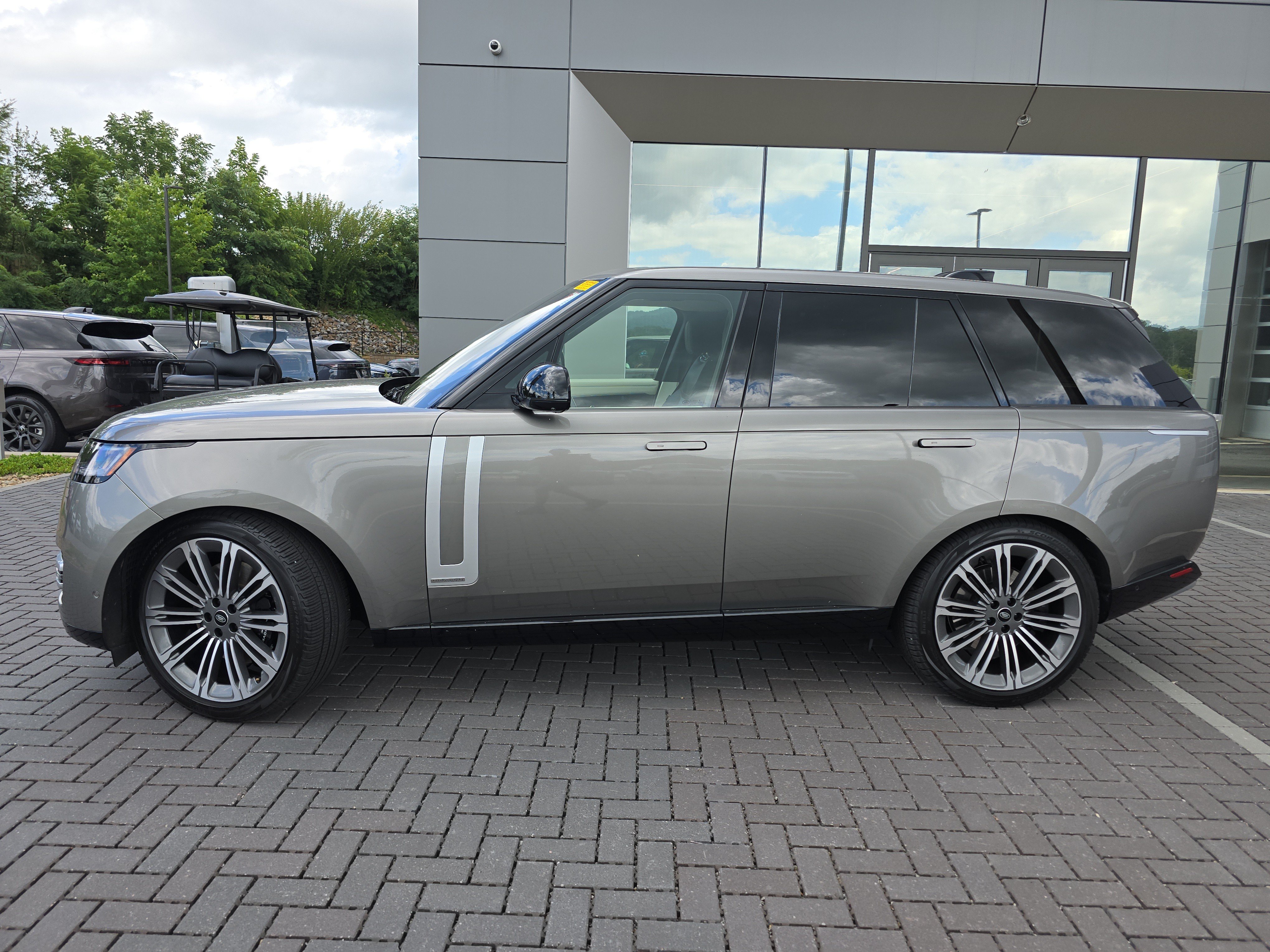Certified 2023 Land Rover Range Rover Autobiography AWD/4WD image 8