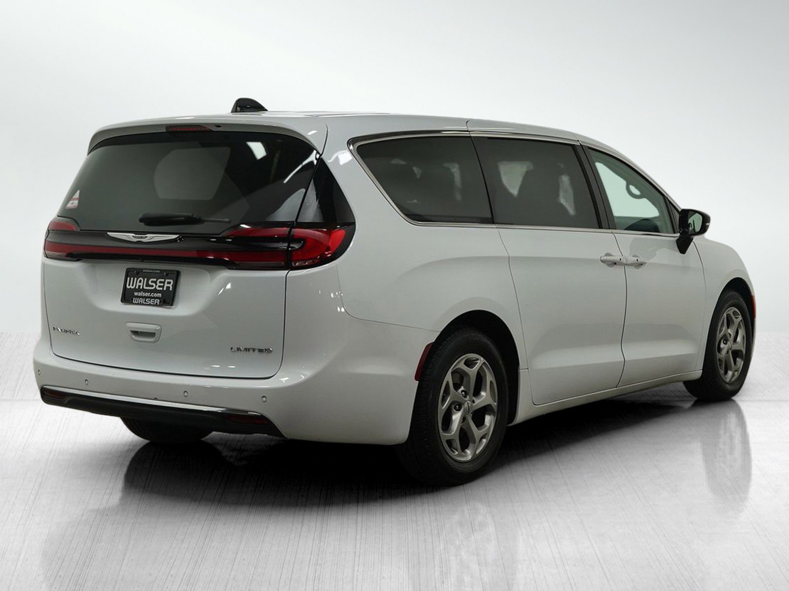 Used 2024 Chrysler Pacifica Limited image 5