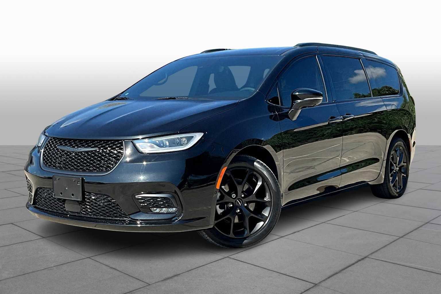 Used 2023 Chrysler Pacifica Limited w/ S Appearance Package image 2