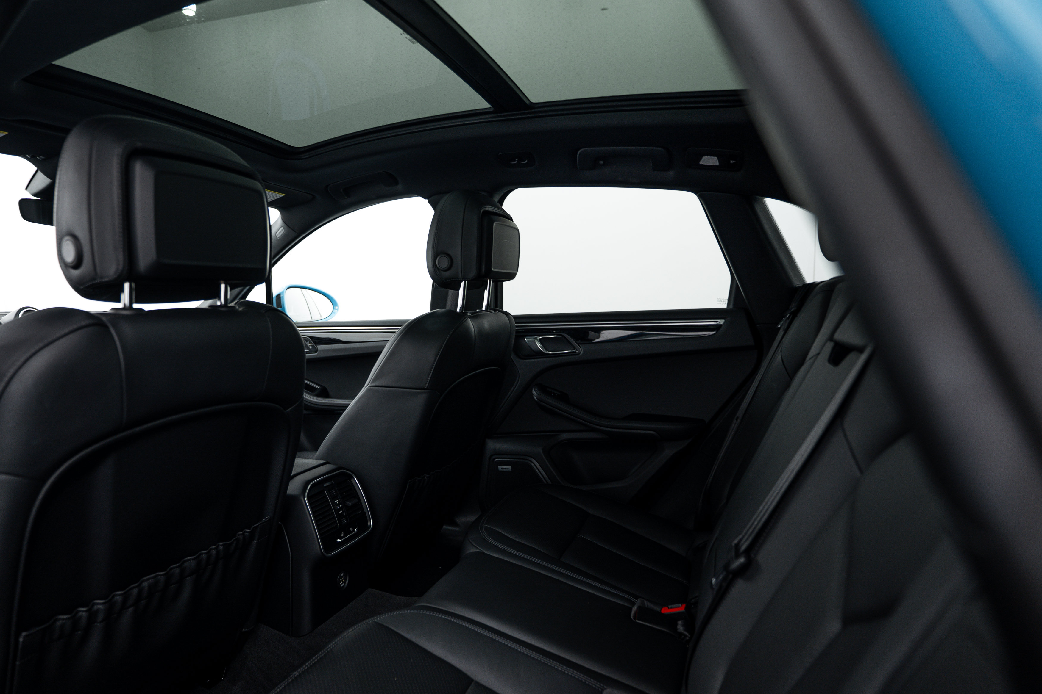 Certified 2019 Porsche Macan AWD/4WD image 22