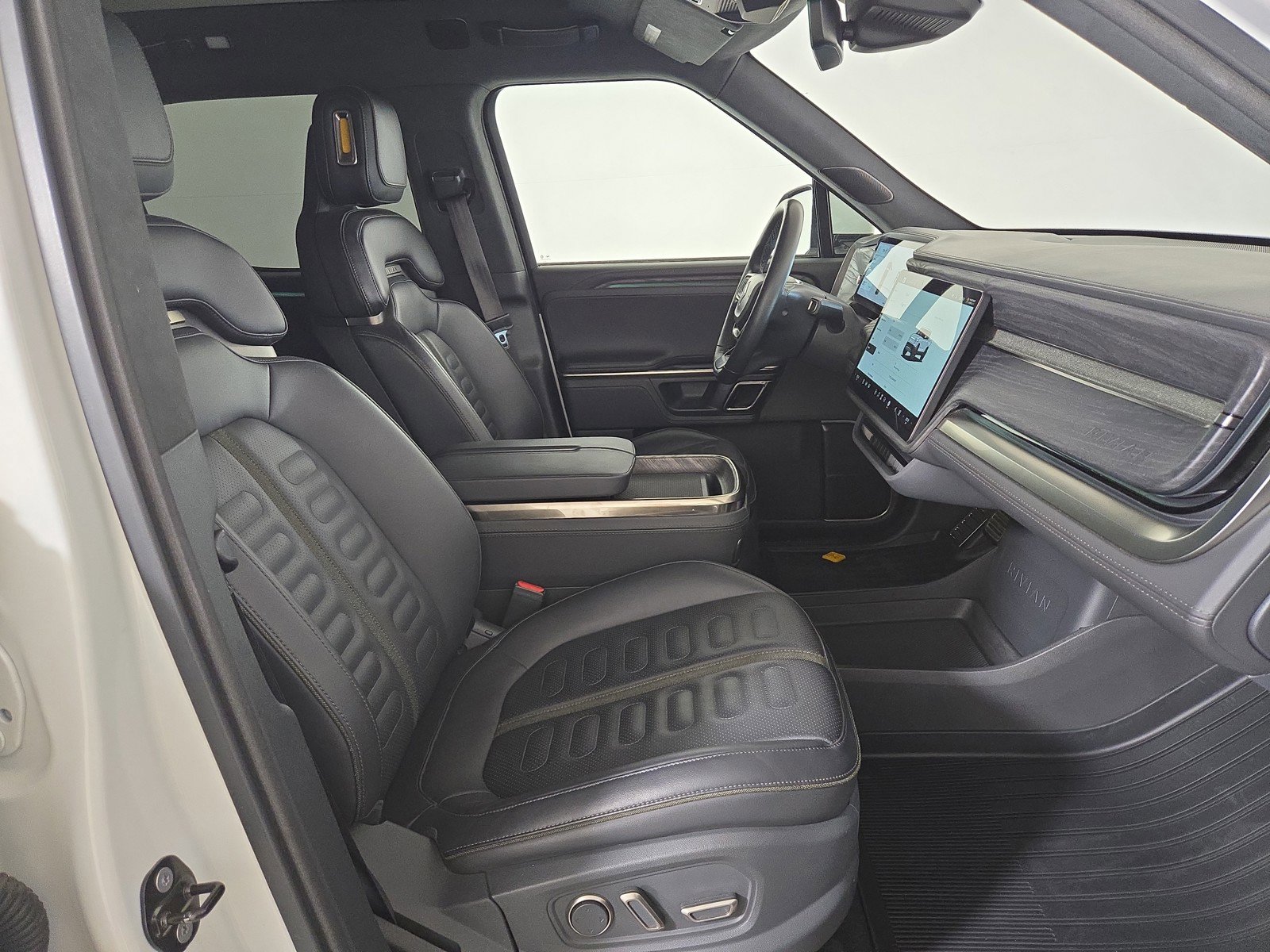 Used 2022 Rivian R1T Adventure image 23