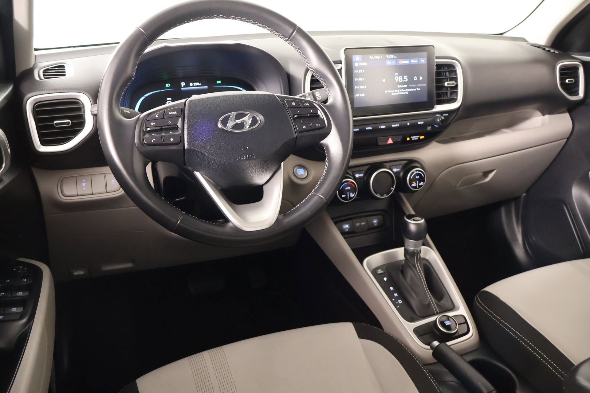 Used 2025 Hyundai Venue SEL FWD image 2