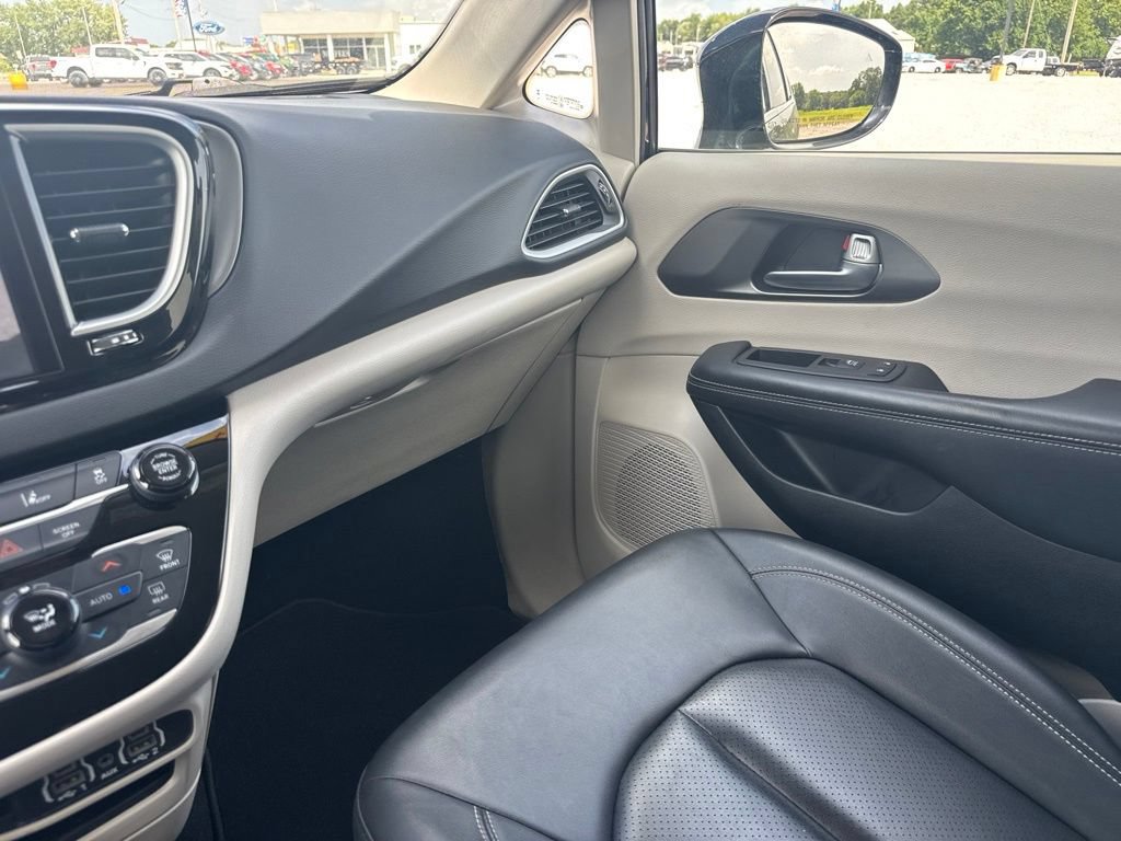 Used 2024 Chrysler Pacifica Touring-L FWD image 42
