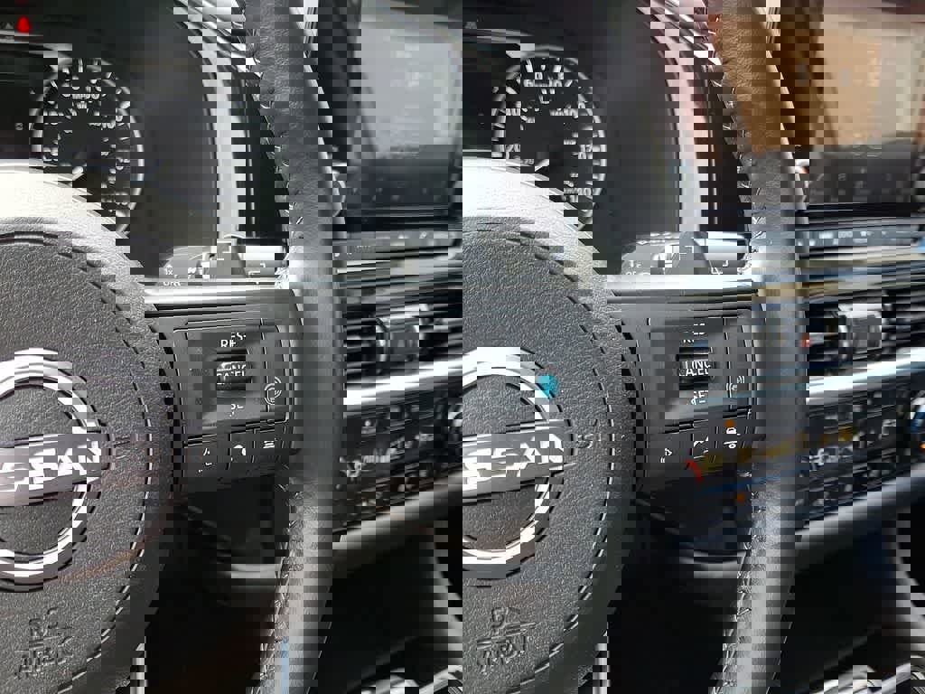 Used 2025 Nissan Pathfinder SV image 23