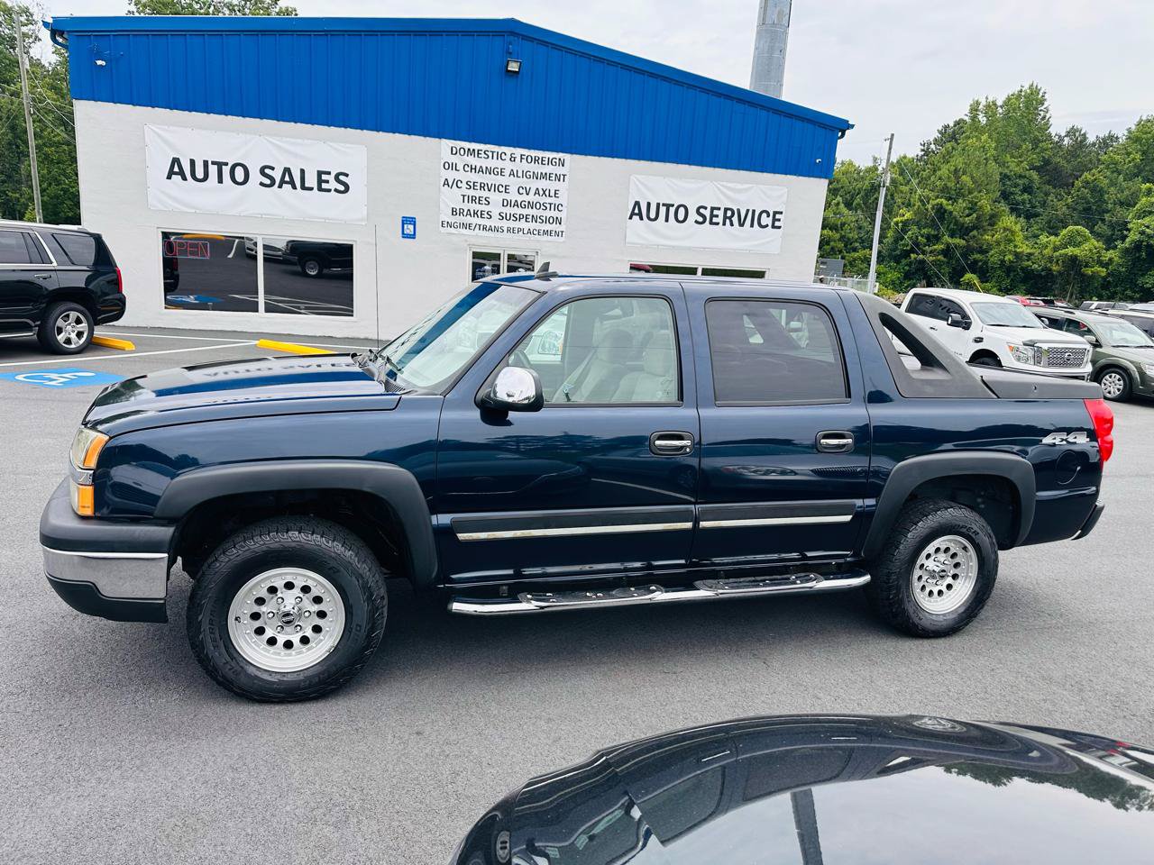 Used 2006 Chevrolet Avalanche LS w/ Sun And Sound Package AWD/4WD image 2