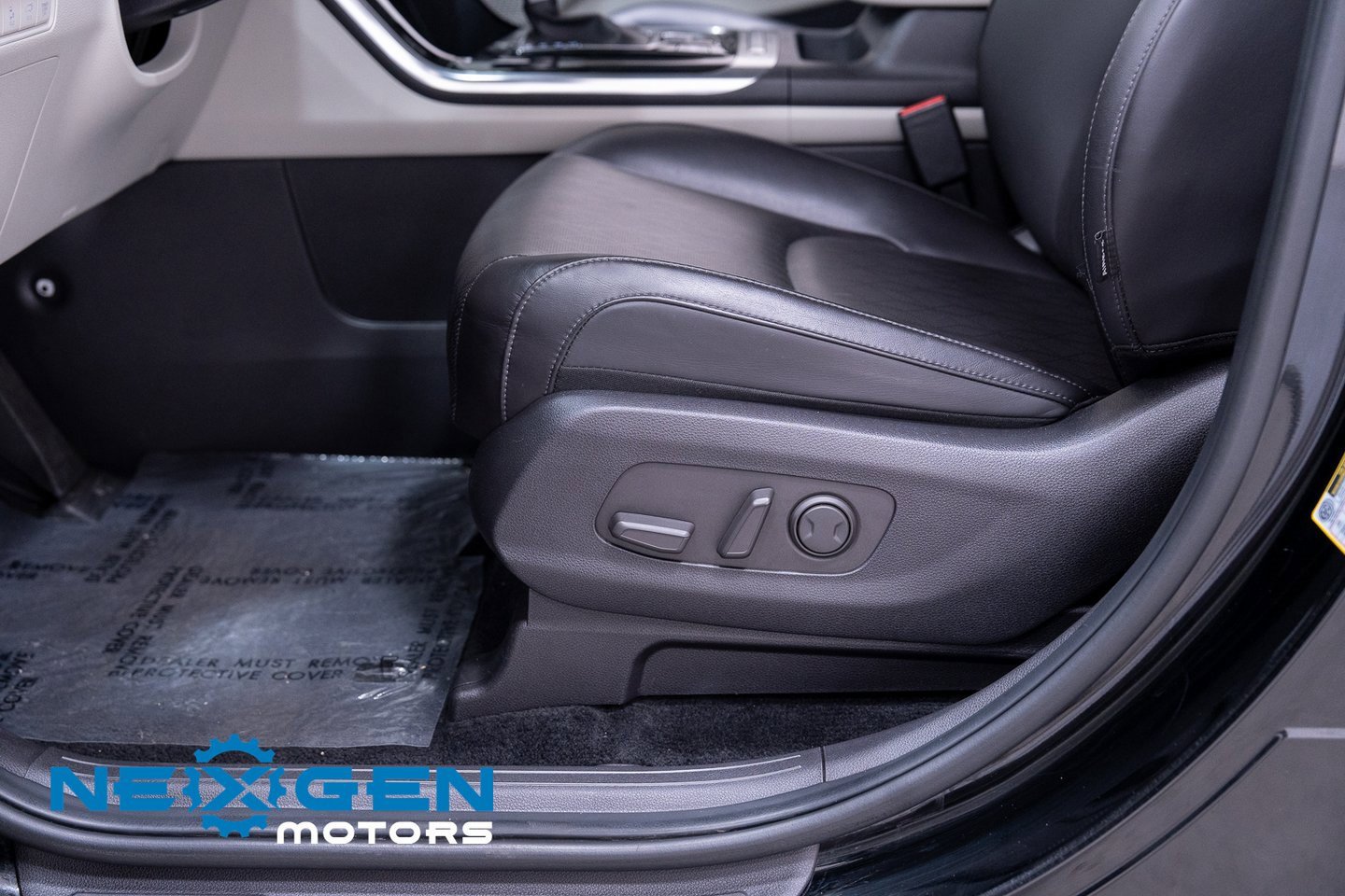 Used 2024 Kia Carnival EX image 25